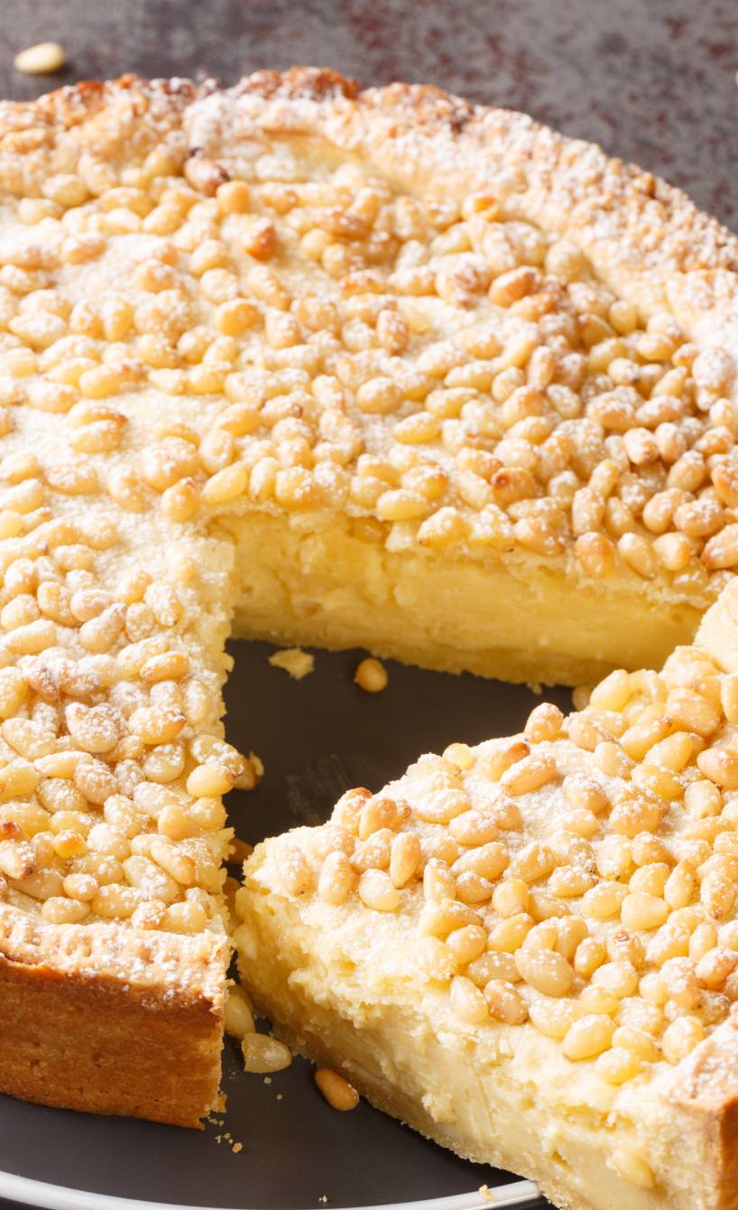 Runder Torta della nonna angeschnitten auf einer Kuchenplatte