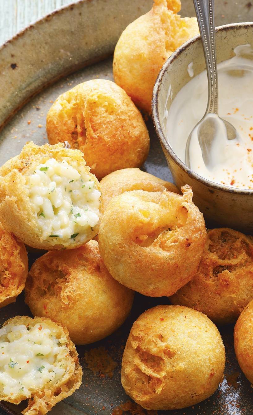 Reisbällchen mit Dip auf einem Buffet Reisbällchen mit Dip auf einem Buffet