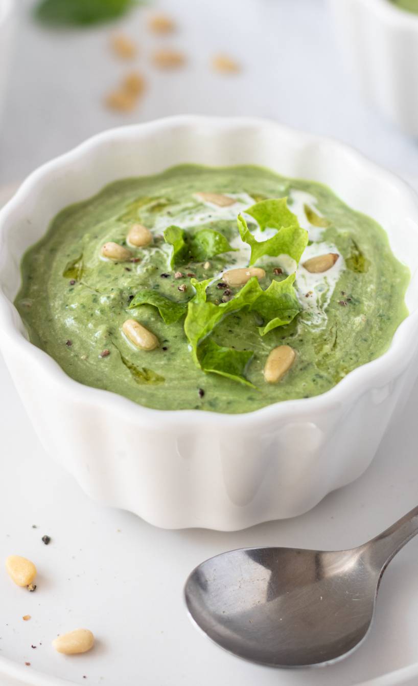 Avocado-Suppe in einer Suppenschale getoppt mit Pinienkernen und Minzblättern