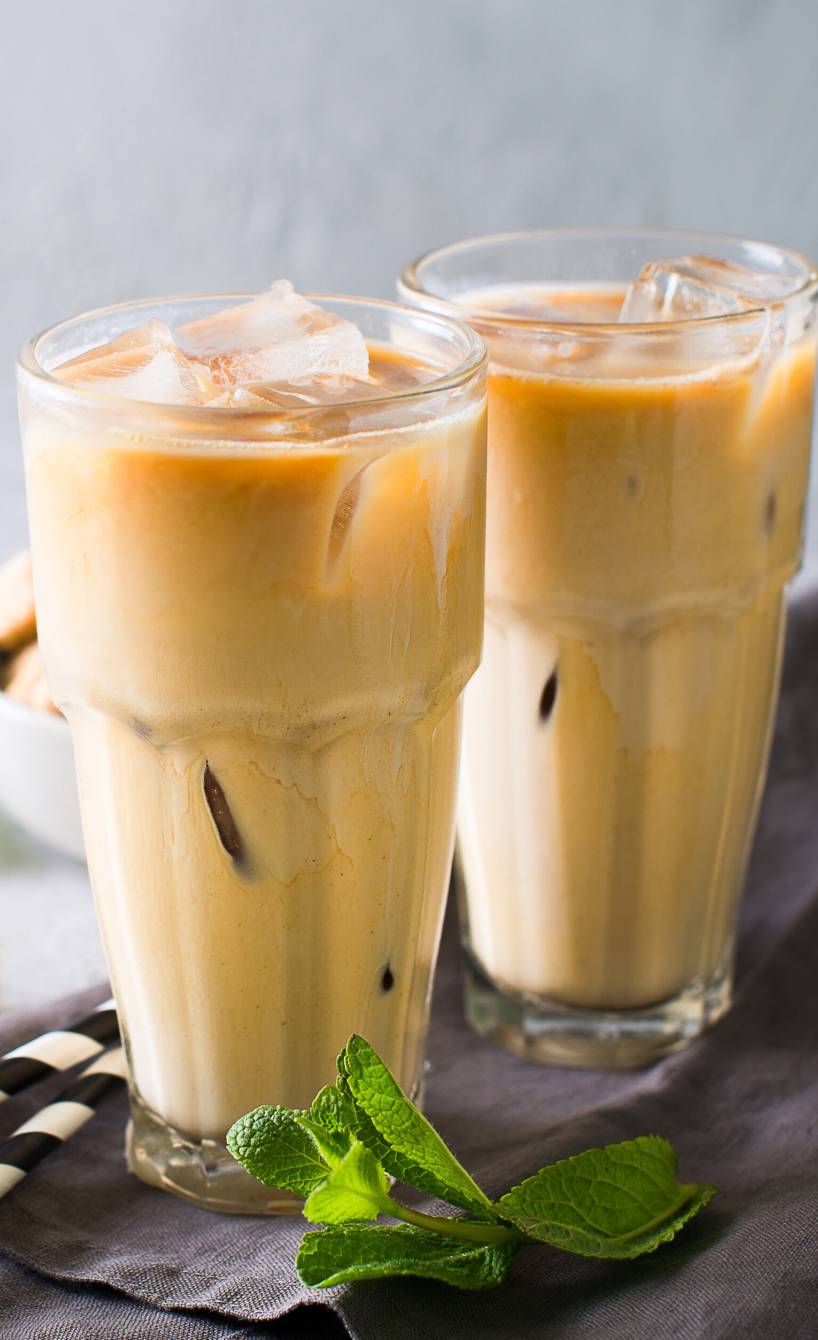 Selbst gemachter Eiskaffee in zwei großen Gläsern mit eiswürfeln