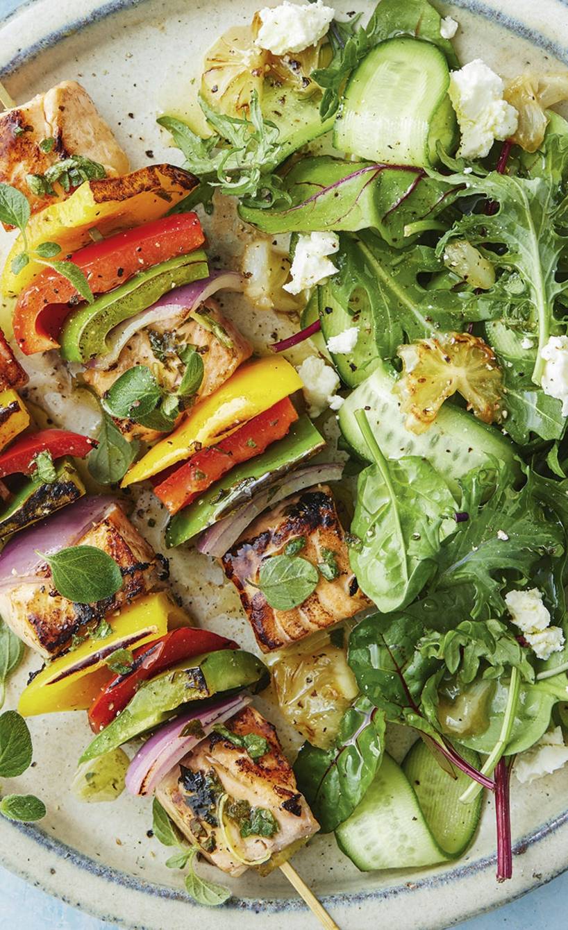 Lachsspieße vom Grill mit Salat auf einem Teller Lachsspieße vom Grill mit Salat auf einem Teller