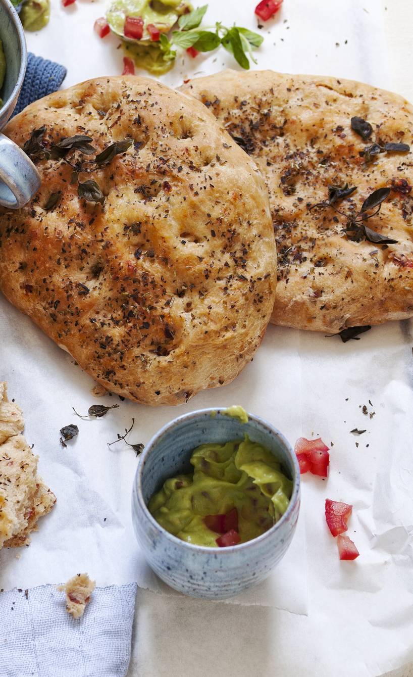 Mini-Focaccia als Grillbeilage auf einem Tisch Mini-Focaccia als Grillbeilage auf einem Tisch