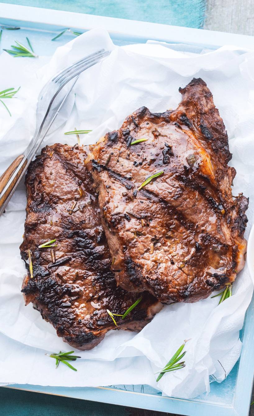 Gegrilltes Rindersteak auf einem Teller Gegrilltes Rindersteak auf einem Teller