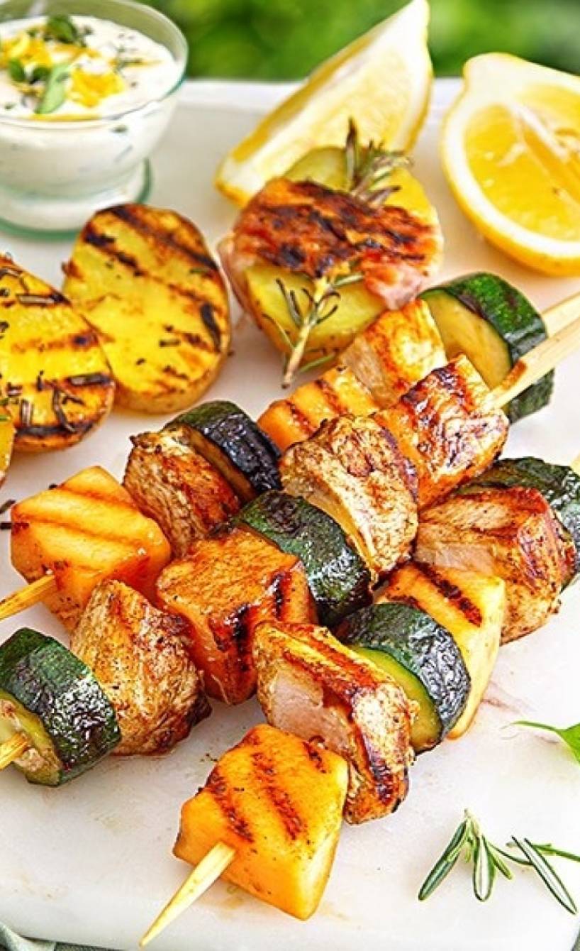 Gegrillte Lachsspieße auf einem Teller