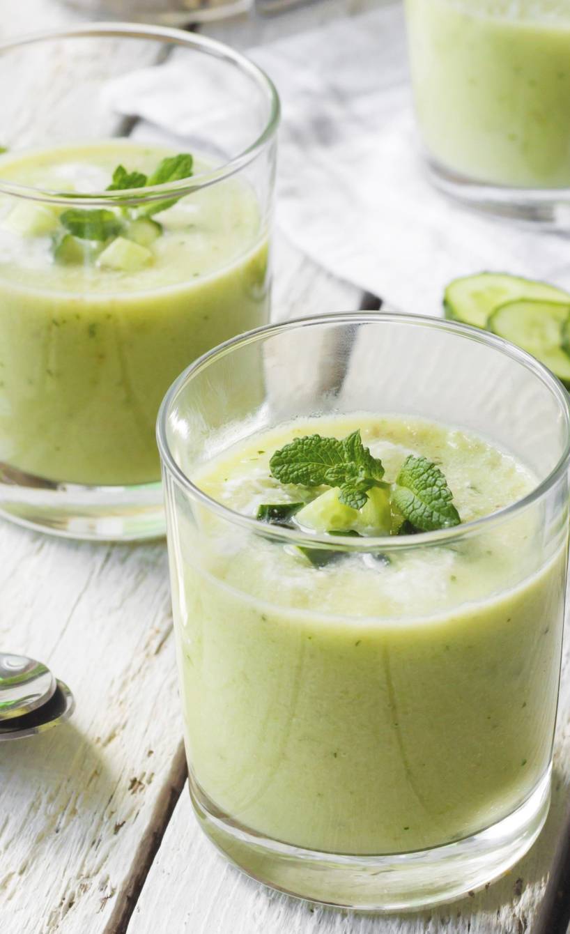 Kalte Gurkensuppe in Gläsern
