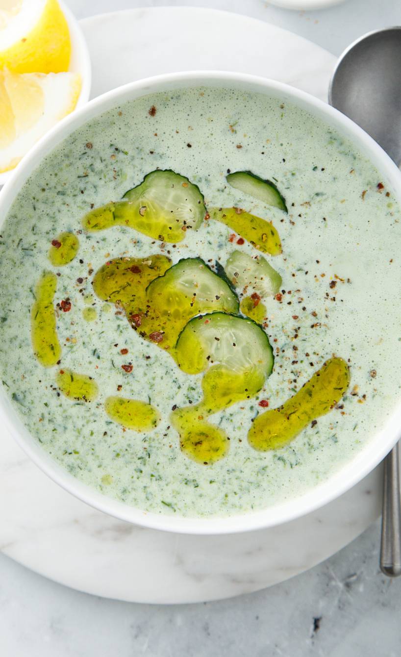 Kalte Joghurtsuppe mit Gurke in einer Suppenschüssel getoppt mit Olivenöl