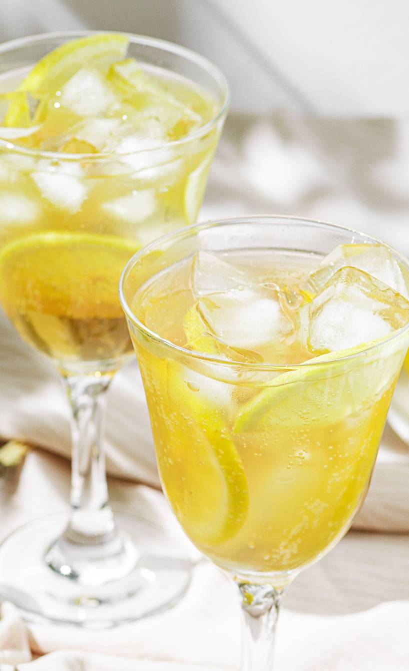 Getränke mit Limoncello auf einem Tisch Getränke mit Limoncello auf einem Tisch
