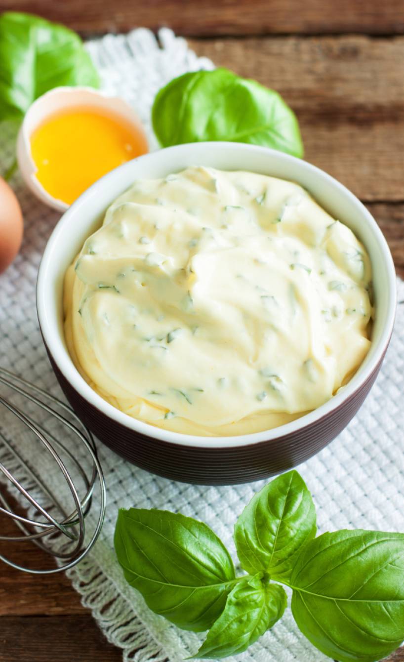 Maionese Rustica Mayonnaise mit Pesto alla Genovese in einer Schale