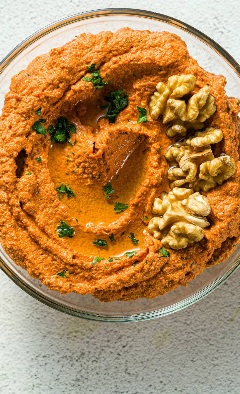 Selbst gemachtes Pesto alla Calabrese in einem Schüsselchen auf einem Tisch getoppt mit Walnusskernen