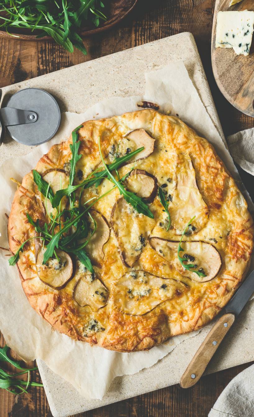 Pizza mit Gorgonzola und Birne: Einfaches Rezept | SoIsstItalien Pizza mit Gorgonzola und Birne: Einfaches Rezept | SoIsstItalien