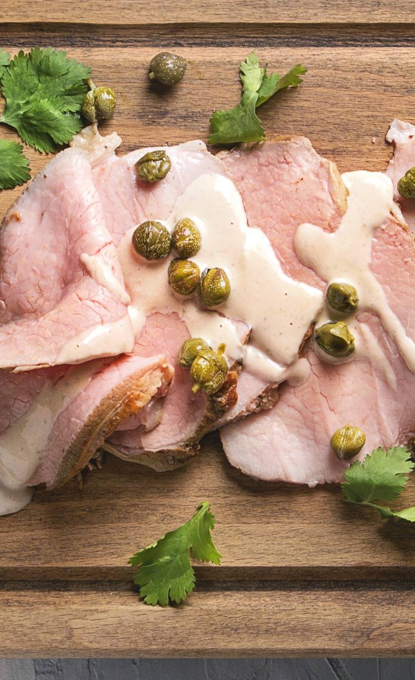 Vitello tonnato angerichtet auf einem kalten Buffet Vitello tonnato angerichtet auf einem kalten Buffet
