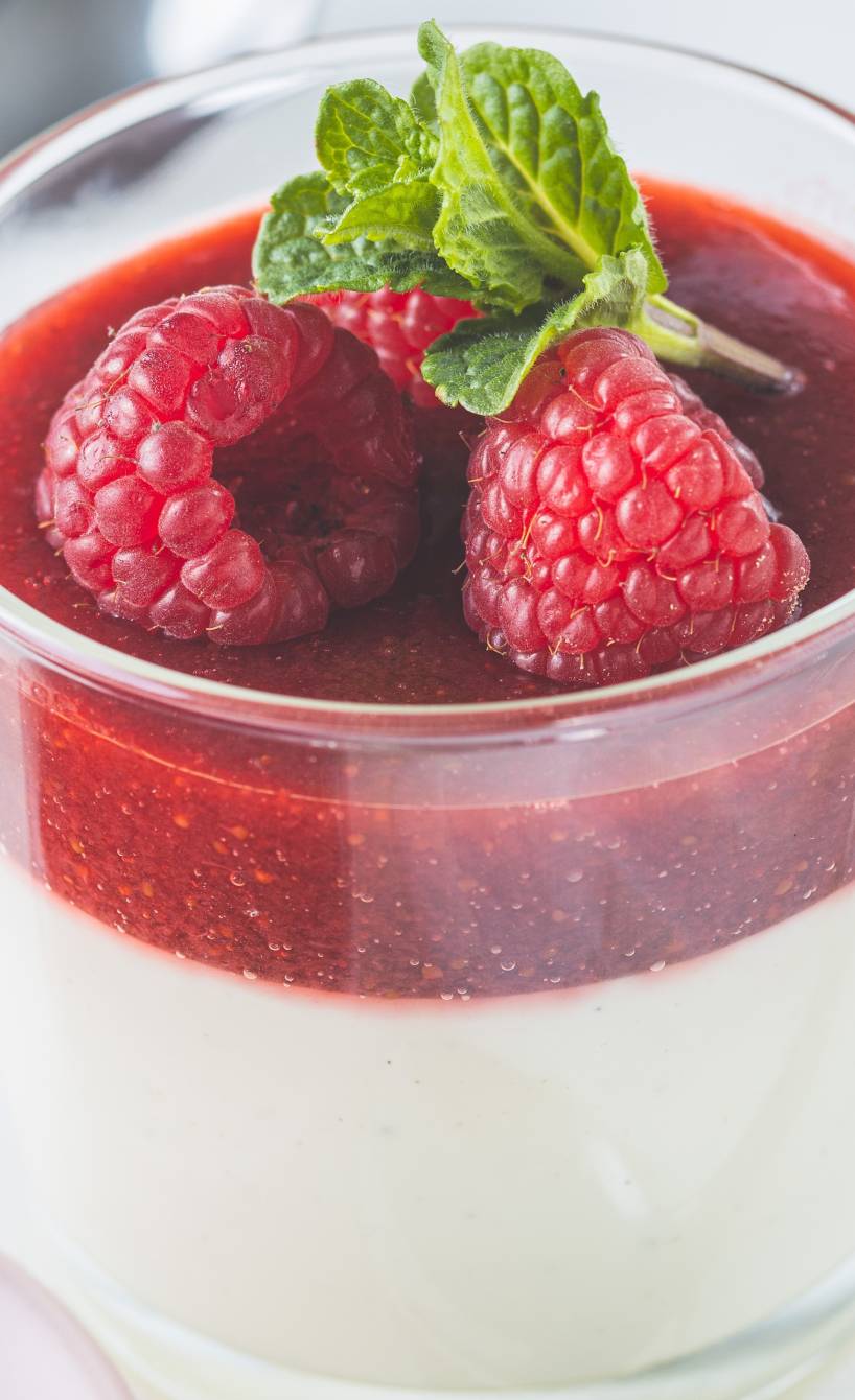 Selbst gemachte Panna cotta in Dessertgläsern auf einem Tisch Selbst gemachte Panna cotta in Dessertgläsern auf einem Tisch