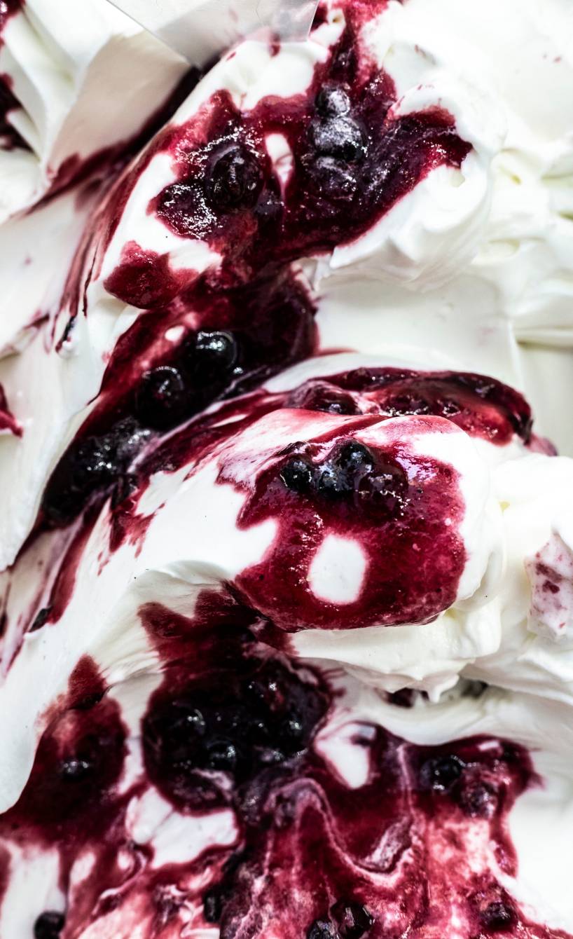 Nahaufnahme von selbst gemachtem Amarena-Eis, Amarena-Kirschen gut sichtbar