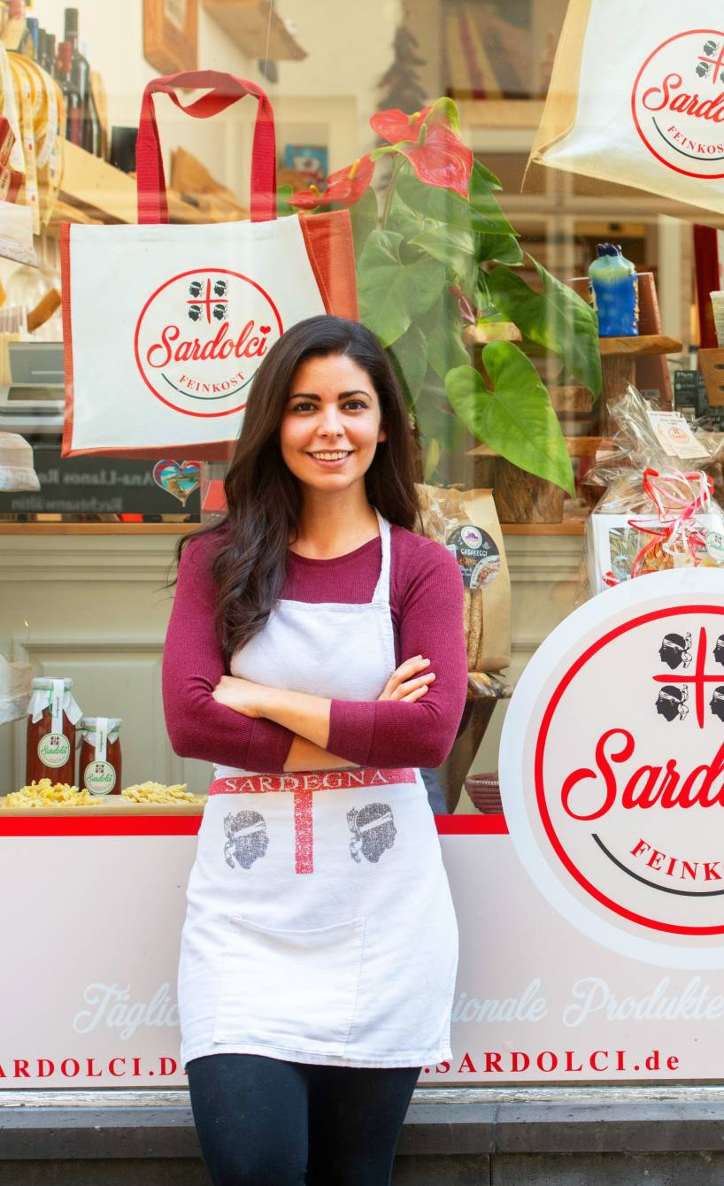 Serena Loddo vor ihrer Nudelmanufaktur Sardolci in Limburg Serena Loddo vor ihrer Nudelmanufaktur Sardolci in Limburg