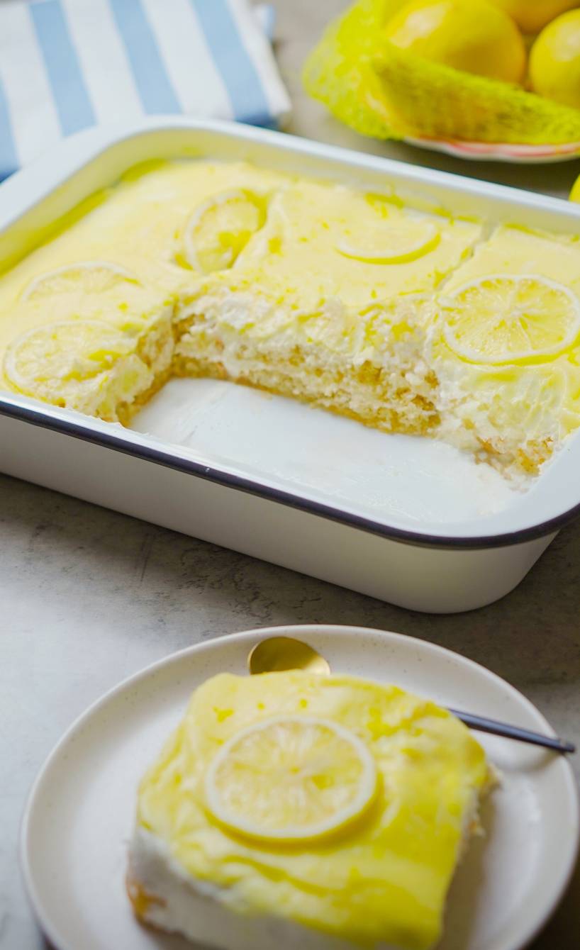 Solero-Tiramisu mit Quark und Joghurt angeschnitten in einer Lasagneform