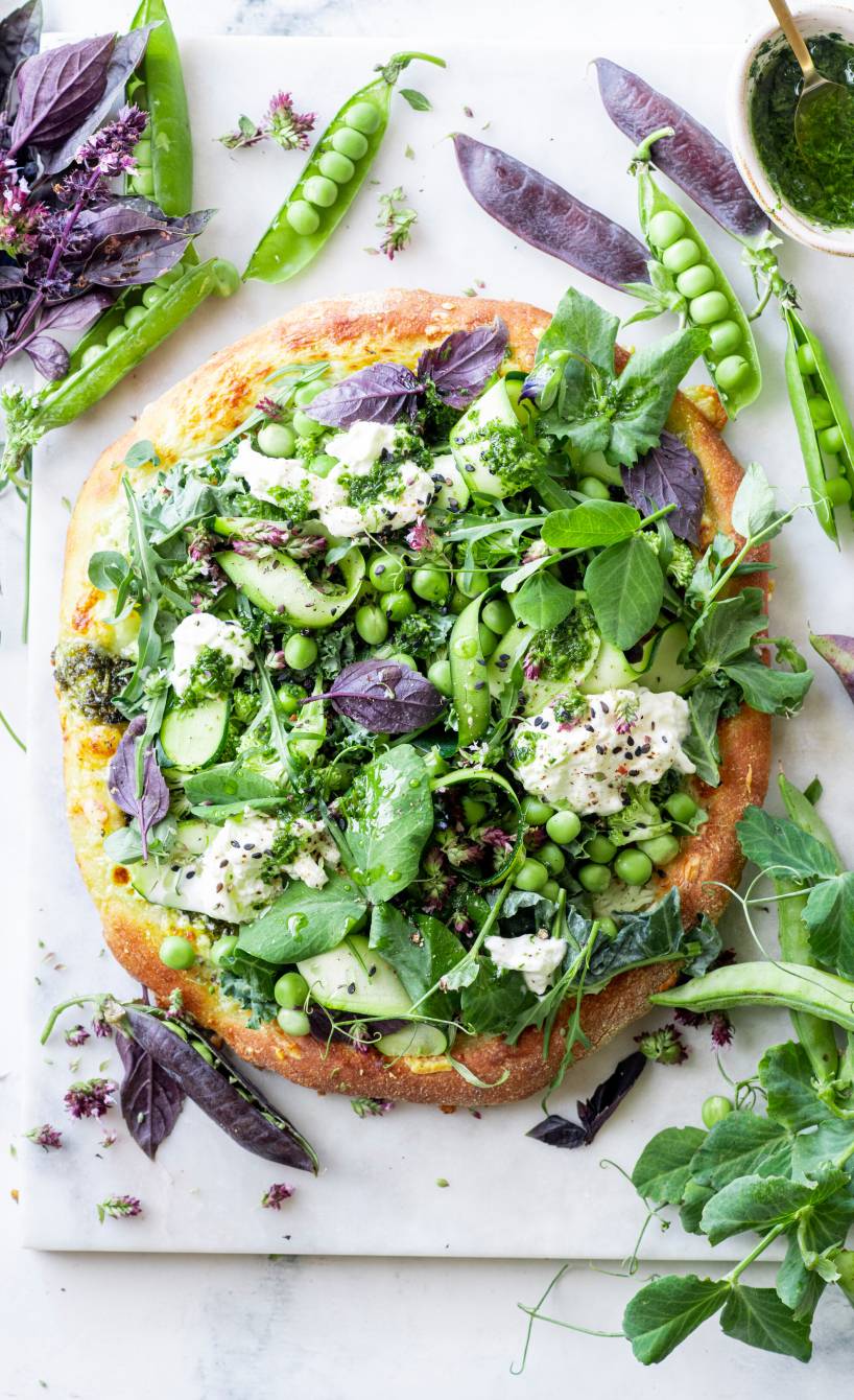 Selbstgebackene Pinsa aus Sauerteig belegt mit Frühlingsgemüse, Ricotta und Burrata