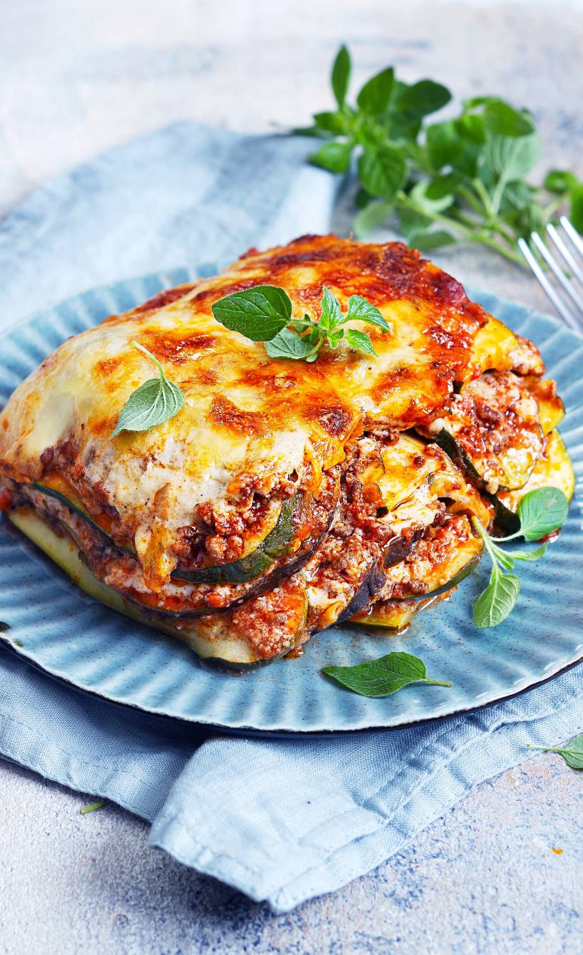 Ein Stück Low Carb-Zucchini-Lasagne angerichtet auf einem Teller