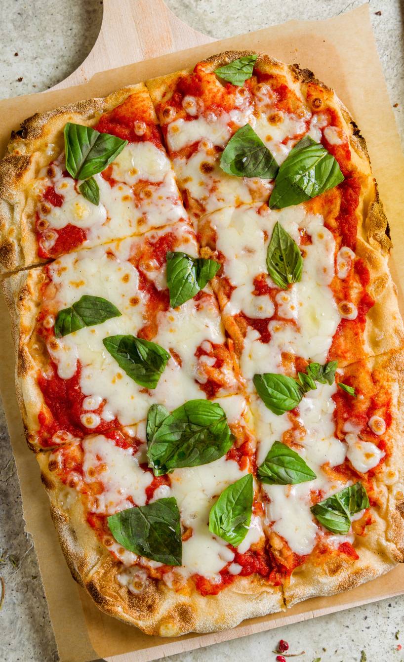 Selbst gebackene Pinsa aus original italienischem Pinsateig mit Margherita-Belag