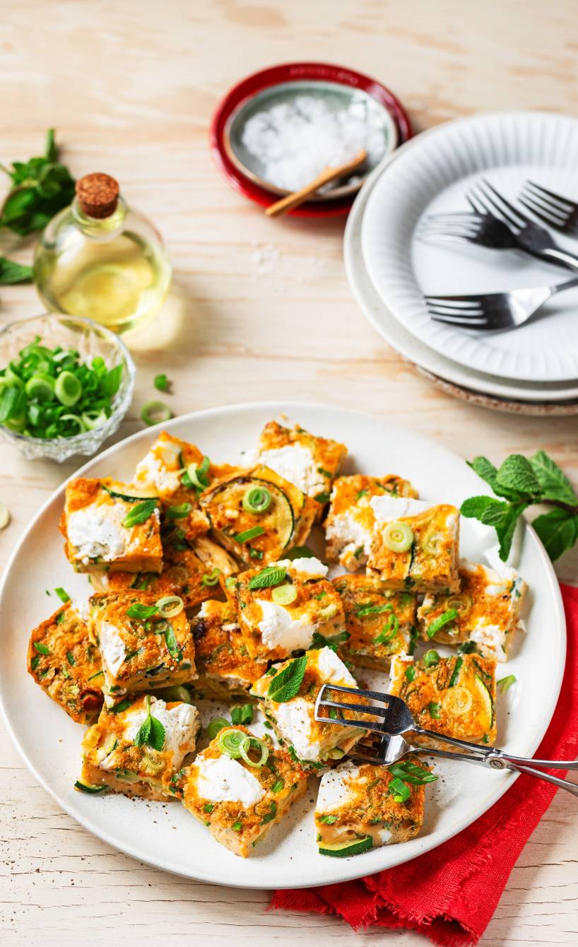 Frittata-Häppchen mit Zucchini und Käse gestapelt auf einem Teller