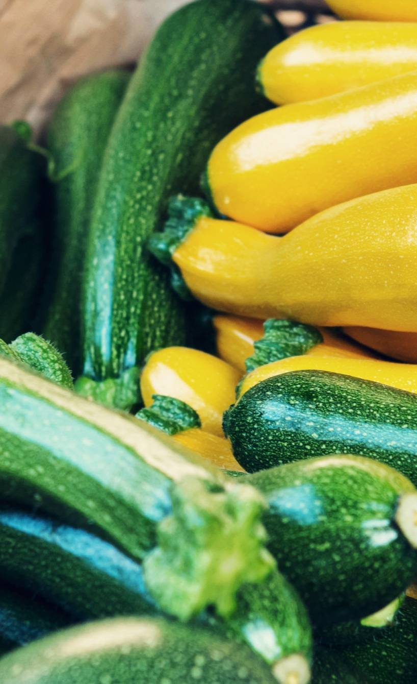 Verschiedene Zucchinisorten auf einem Marktstand