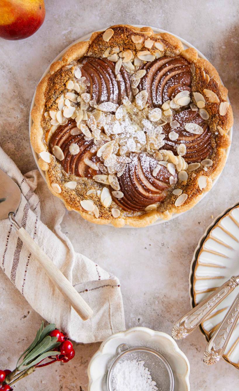 Selbstgebackene Birnen-Crostata mit Mandel-Pistazien-Creme von oben auf einem Kaffeetisch