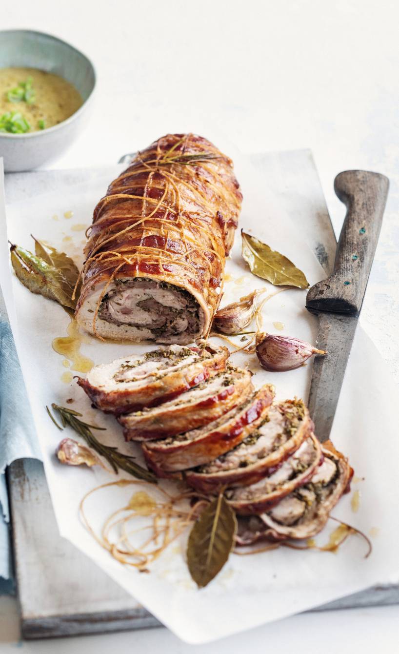 Gefüllter Kaninchen-Rollbraten angeschnitten auf einer Servierplatte
