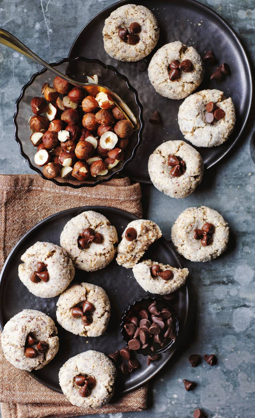 Selbst gebackene Haselnuss-Makronen mit Frangelico und Schokoladenaugen auf zwei Plätzchentellern