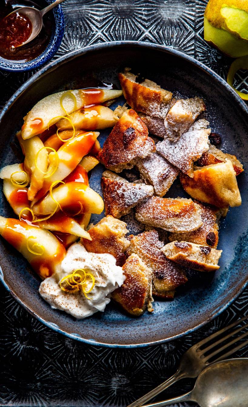 Kaiserschmarrn mit Birnen, karamellsoße und Sahne angerichtet auf einem Teller