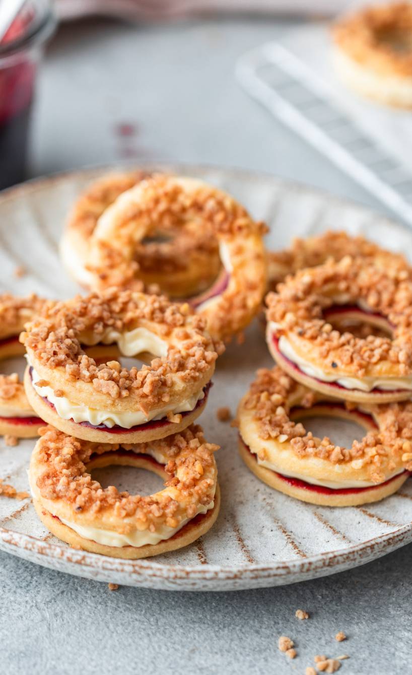 Mehrere Krokant-Buttercreme-Ringe auf einem Plätzchenteller