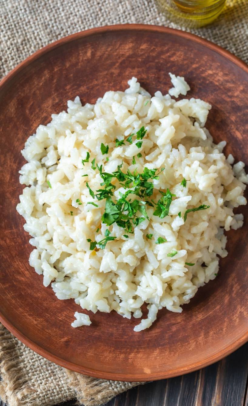 Ein Teller mit selbst gekochtem Risotto auf einem Tisch