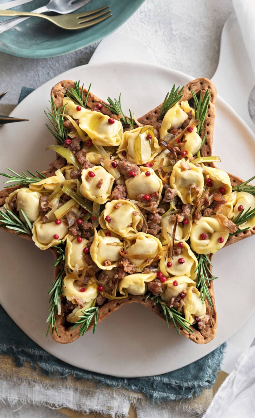 Sternfürmige Quiche mit Tortellini-Salsiccia-Füllung festlich garniert auf einer Platte