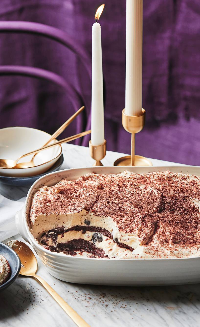 Amarenakirschen-Tiramisu angeschnitten in einer Auflaufform auf einem weihnachtlich dekorierten Tisch