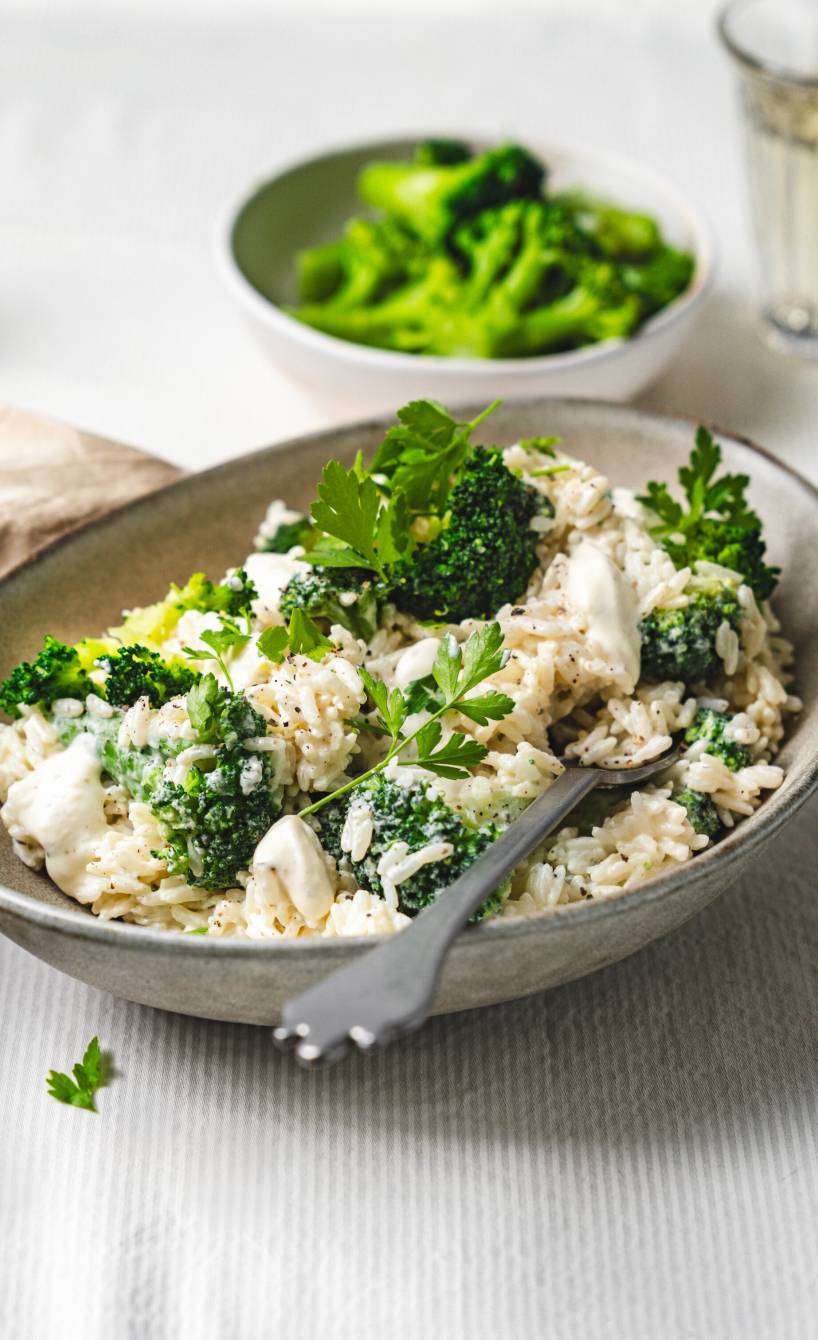Ein Teller Reispfanne mit Brokkoli und Mascarpone auf einem Tisch