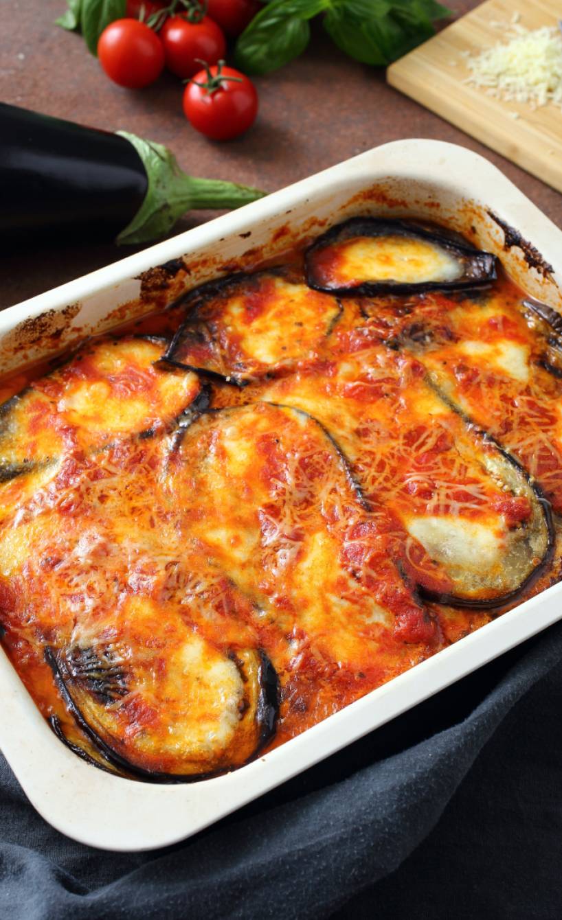 Auberginenauflauf Parmigiana di Melanzane in einer Auflaufform