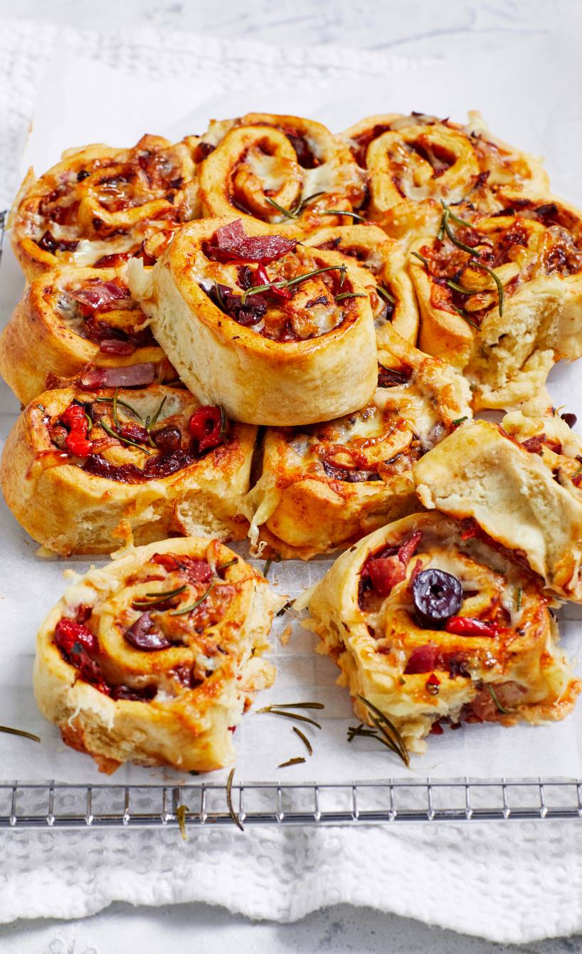 Pizza Rolls mit Salami und Paprika gestapelt auf einem Kuchengitter