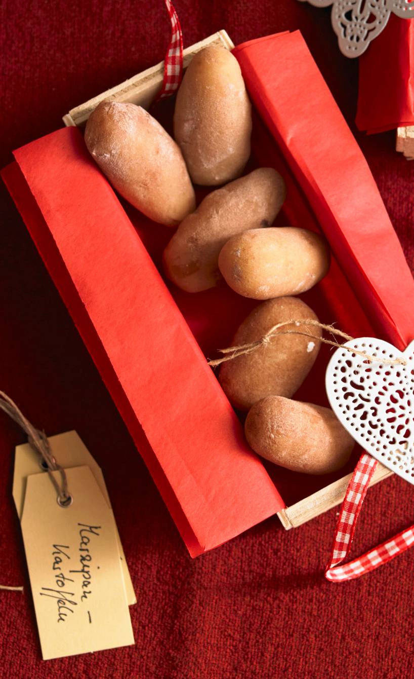 Selbst gemachte Marzipankartoffeln in einer Geschenkschachtel auf einem Tisch