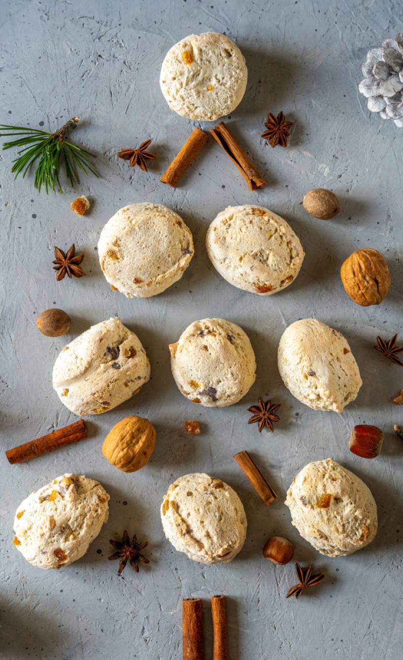 Cavallucci toskanische Weihnachtsplätzchen auf einen Tisch gelegt in Form eines Weihnachtsbaumes 