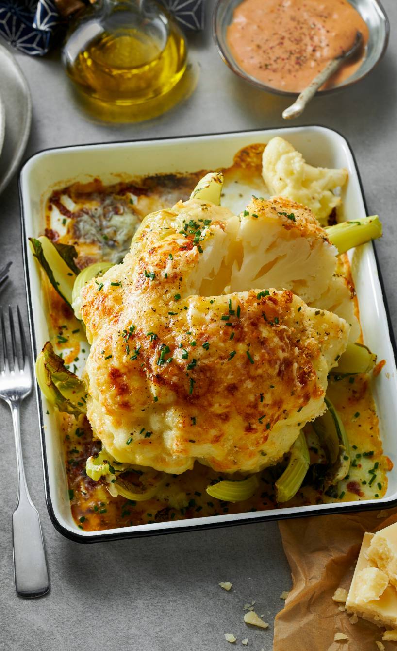 Ganzer Blumenkohl mit Parmesan-Knoblauch überbacken in einer Auflaufform
