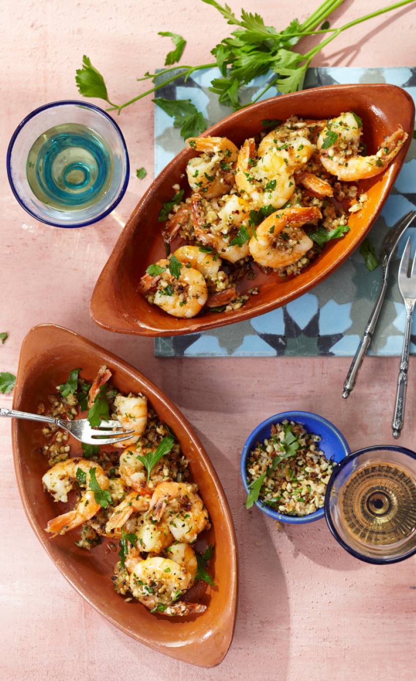 Gebratene Riesengarnelen mit Knoblauchsud, Mandel-Bröseln und Parmesan auf zwei Tontellern