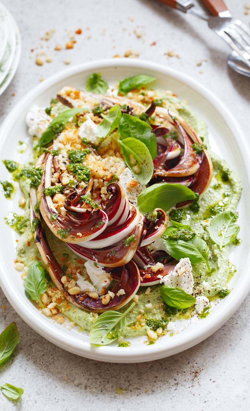Gebratene Radicchioblätter angerichtet auf Erbsen-Feta-Creme mit Zitronen-Basilikum-Pesto, getoppt von Ciabatta-Bröseln