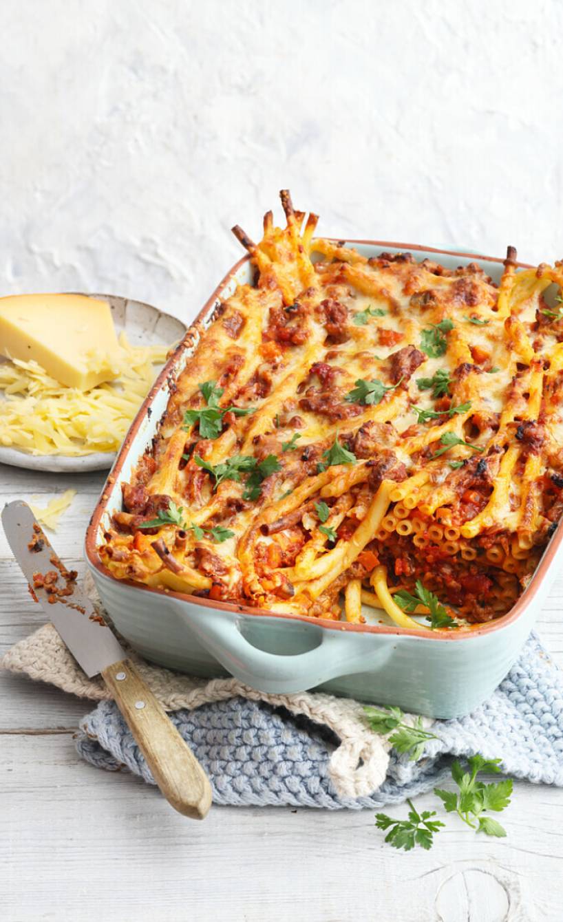 Makkaroni-Auflauf mit Hackfleisch und Pilzen mit Käsedecke in einer Auflaufform
