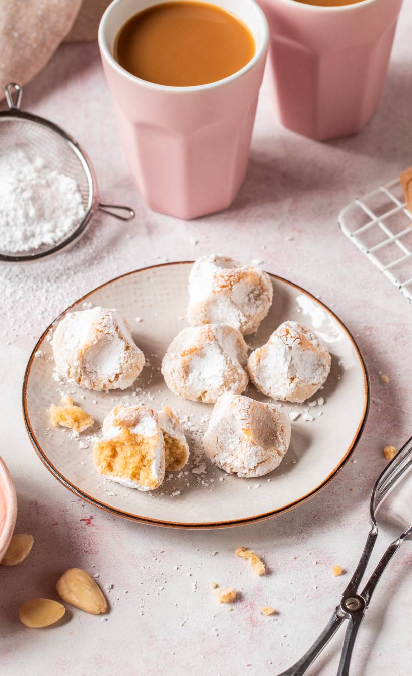 Selbstgemachtes sizilianisches Mandelgebäck Pasta di Mandorla auf einem Teller und auf einem Kuchengitter