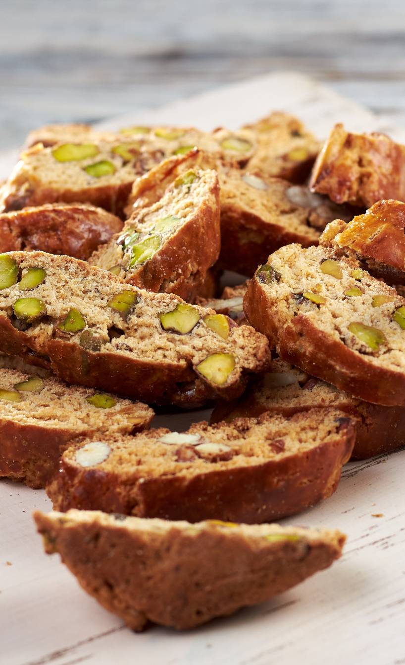 Selbstgebackene Pistazien-Cantuccini auf einem Holzbrett