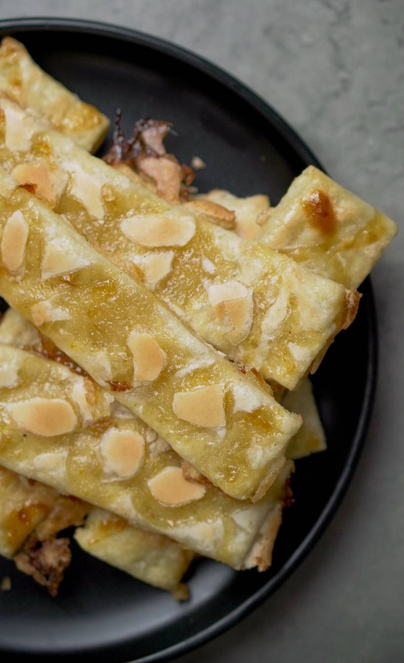 Selbstgebackene Sfogliatine auf einem Plätzchenteller