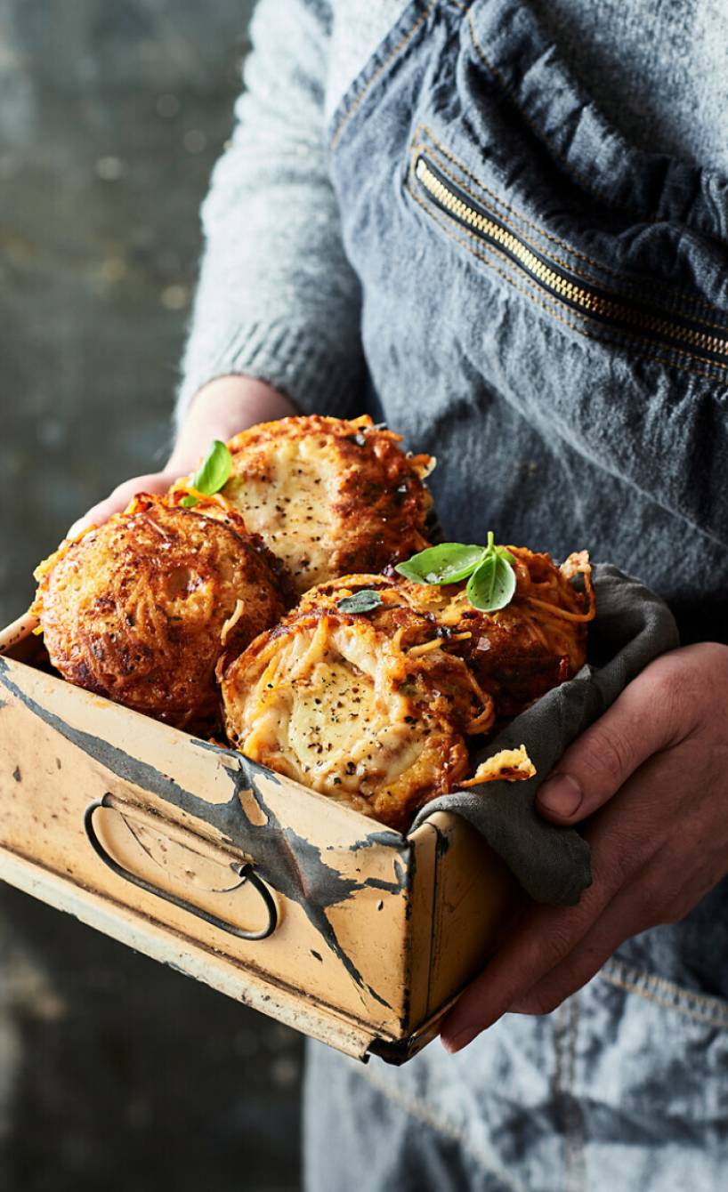 Mherer Spaghettini-Lammbolognese-Muffins in einer Holzkiste