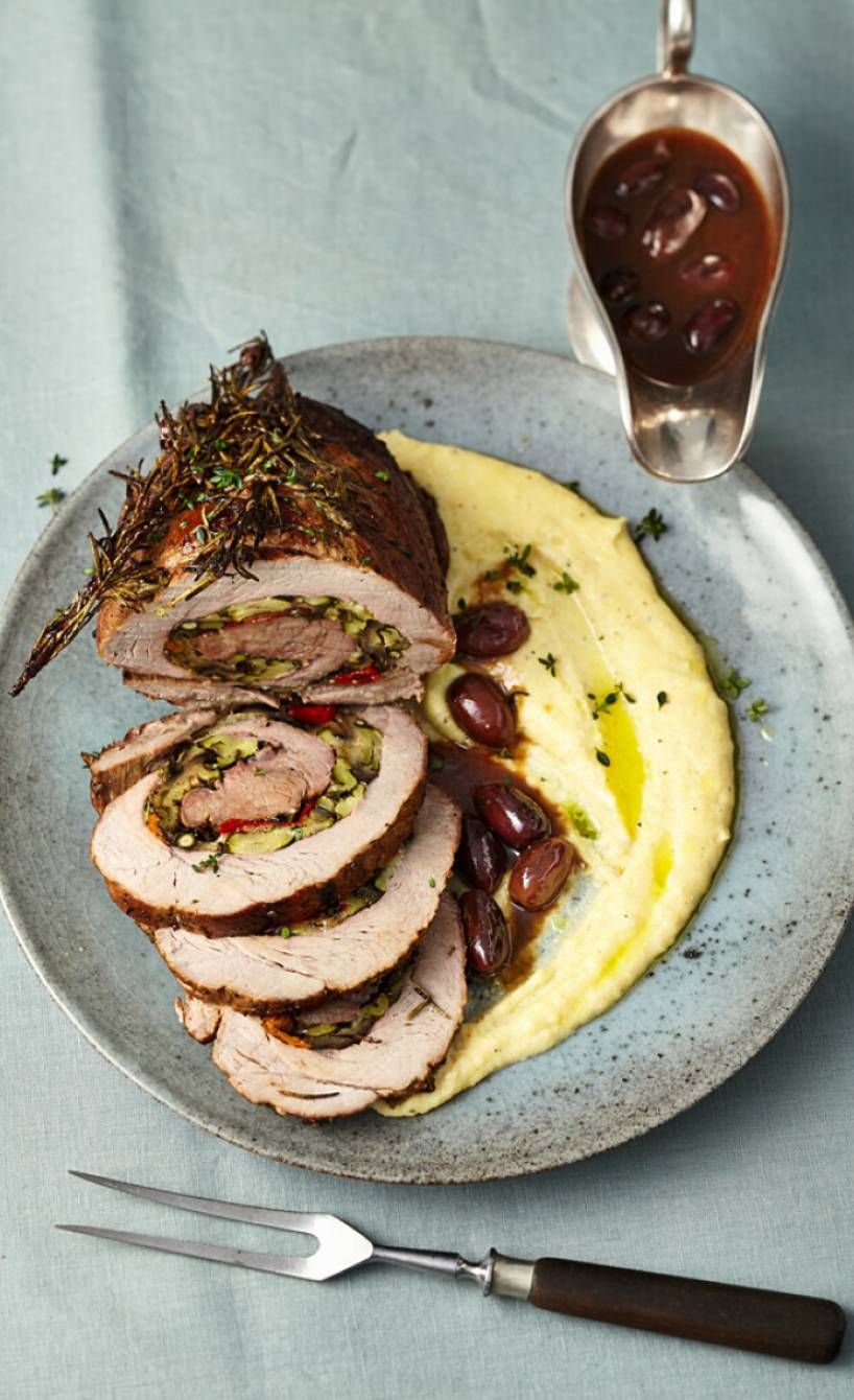 Rollbraten mit mediterraner Gemüsefüllung und Polenta als Beilage