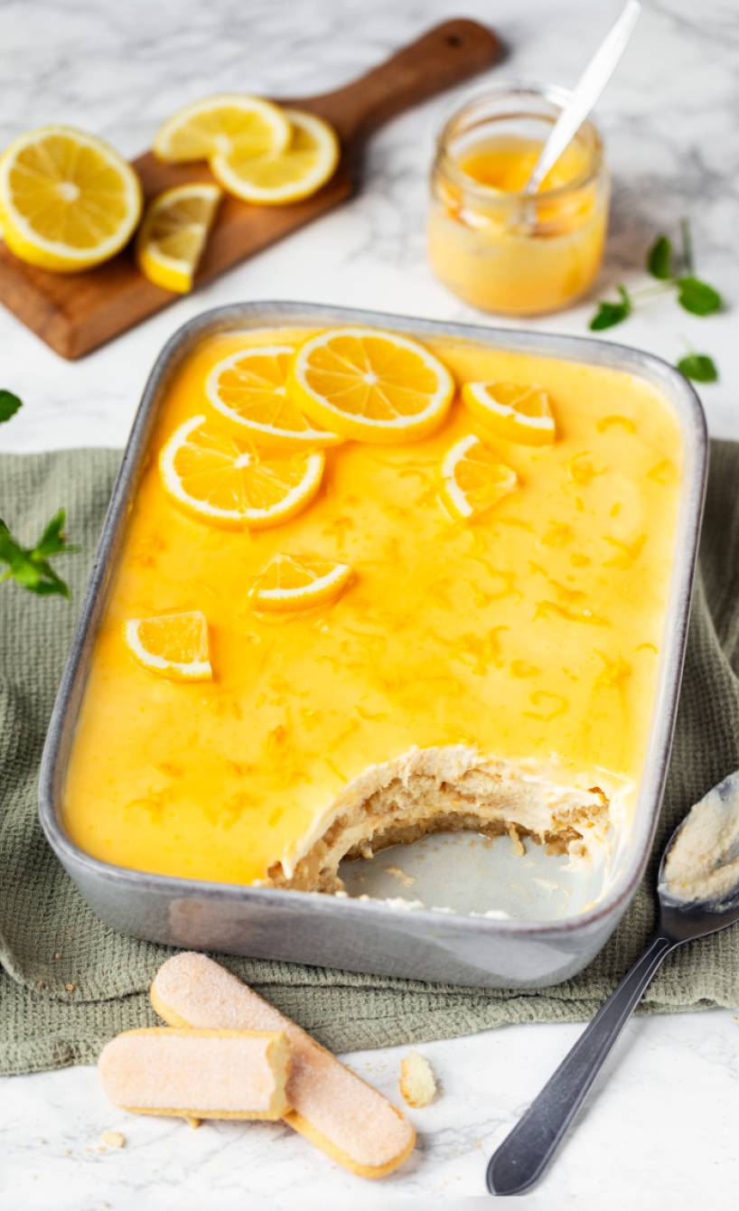 Zitronen-Tiramisu angeschnitten in einer Auflaufform