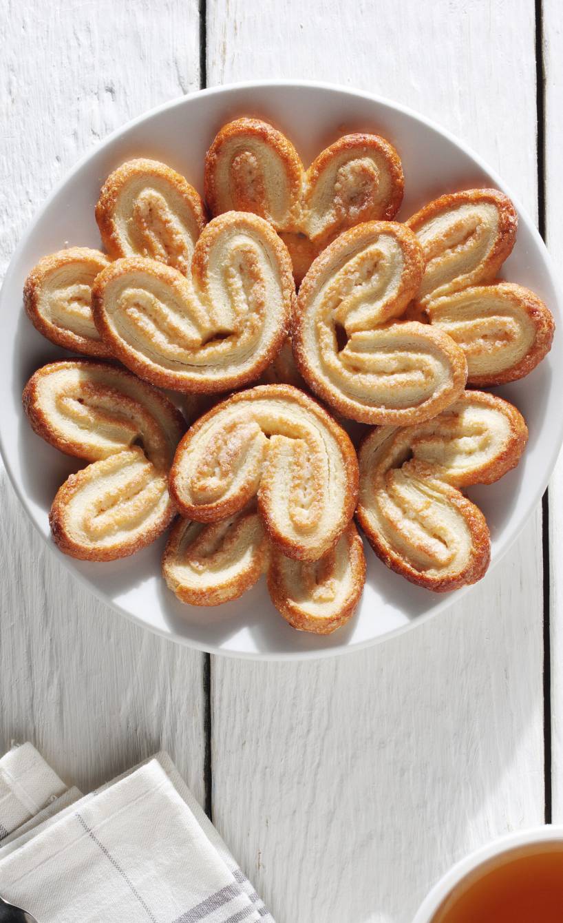 Mehrere selbstgebackene Ventagli Blätterteigherzen für den Valentinstag angerichtet auf einem Teller