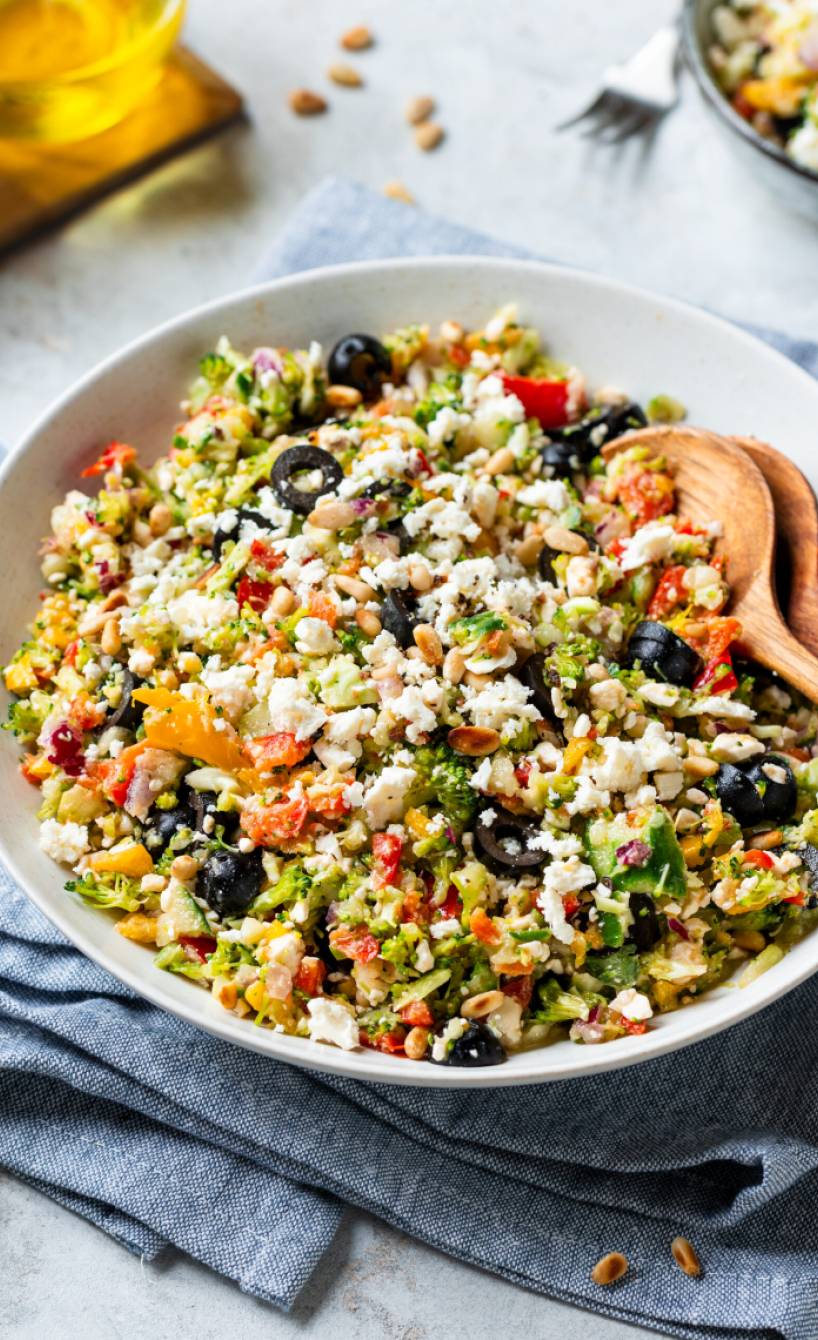 Brokkolisalat mit Feta und Oliven