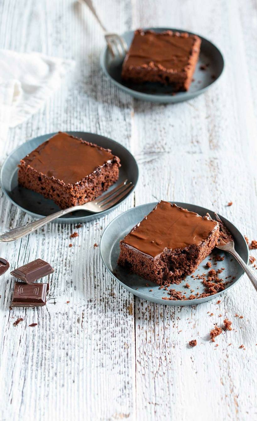 Drei Stücke Schoko-Buttermilchkuchen auf Kuchentellern